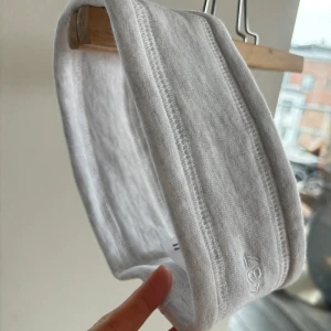 Helt nytt 437 headband - Nypris 380kr. Oanvänd. Ljusgrått sportigt hårband från hypade 437, i bomull. Fördel även att slippa betala tull vilket annars behövs om köpes från hemsidan (Kanada).  https://shop437.com/products/the-headband-cloud?variant=40579104210986 