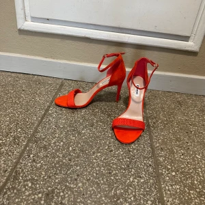Dune London klackskor  - Röda klackskor storlek 38. Lite använd.