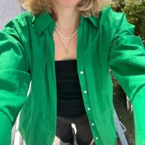 Zara Skjorta - Hör av dig om du har några frågor! Säljer ut hela garderoben så kolla gärna igenom min profil så kan jag samfrakta, evt ge rabatt!