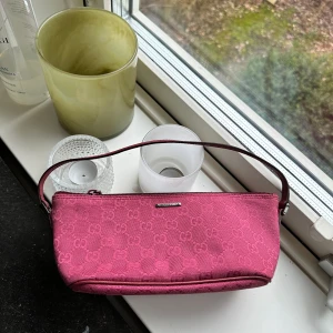 Vintage Gucci bag - Säljer en vintage gucciväska i bra skick! Den är i burgundy färg! Modellen är Gucci boat pochette och måtten är 26x11x9cm  Vid snabbt köp kan jag tänkas gå ner i pris!