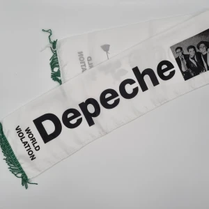 Depeche Mode vintage tour scarfs turnéhalsduk  - Helt oanvänd på alla sätt  Storlek ca 90 x 10 cm. Från 90-talet 