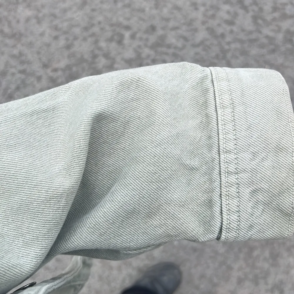 INTRESSEKOLL, funderar på att sälja min gröna jeansjacka i super skick ❤️ köpt på plick men är från zara, storlek S. Färgen är ljusare(bild 2) . Ge gärna prisförslag . Jackor.