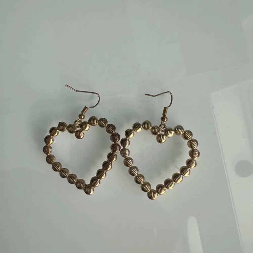 Gulliga, guldiga pärlörhängen formade som hjärtan. Ca 3,5x3,5cm🌸. Accessoarer.
