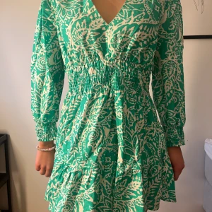 SÄLJER JÄTTEFIN KLÄNNING!  - Säljer denna jättefina korta klänningen!! Med ett as coolt mönster!! Köpte den för ett år sedan på zara och aldrig använt den! Prislappen är kvar! Köpte för 400! Den är i strl L men är väldigt liten i storleken så passar en S/M också!