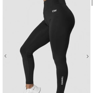 Träningstights - ICIW Scrunch Tights ,  bra skick. Inte min stil längre därmed säljer jag dem! Ny pris 749. Pris kan diskuteras