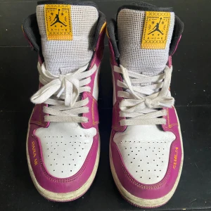 Air Jordan 1 mid ’Dia los Muertos’ - Bra skick! Ett svart märke på ena skon, se bild. Har bytt t vita snören. Ingen kartong. 2600kr på soleplus nya. 