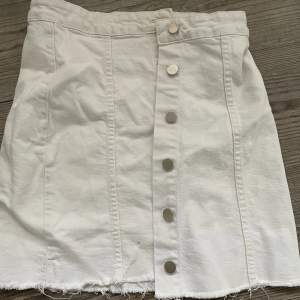 Säljer nu denna vita jeans kjol som även är supersnygg som en topp! Denna är helt perfekt till sommaren och funkar som 2 olika plagg! Mycket bra skick. 