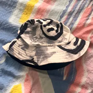 Fin svartvit buckethat som jag köpte i Kroatien förra året 