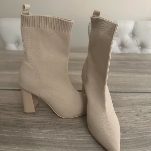 Stövletter i beige - Helt oanvända. I nyskick. Storlek 40 men mer som 39.