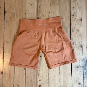 NVGTN shorts - Shorts från NVGTN i bra skick! Färgen mer lik den på produktbilden 🧡