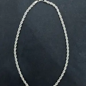 Helt nytt cordell halsband i äkta 925 silverplätering, 63 cm lång och 6mm bredd, ger en exklusiv och lyxig känsla till ett billigt pris.  Vid frågor eller fler bilder skriv gärna privat!!
