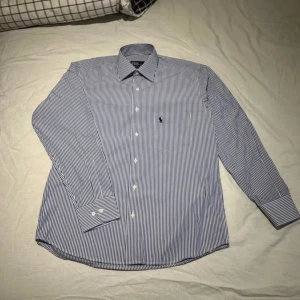 Ralph Lauren skjorta  - Blårandig Ralph Lauren skjorta i storlek M. Väldigt fint skick utan några defekter.