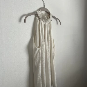 Topp  - Topp från HM. Använd få gånger så i fint skick. Skicka pm för funderingar eller mer bilder. Köparen står för frakt och jag står inte för postens slarv 😊