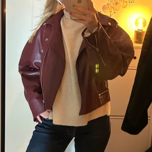 Röd skinnjacka  - Vinröd croppad skinnjacka från NA-KD. Sparsamt använd så i bra skick! Perfekt nu till våren!