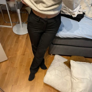 skit snygga kostymbyxor  - Säljer dessa jättesnygga kostymbyxor då dom är för långa. Använda kanske en gång så dom ser helt nya ut. Skriv om ni undrar över något eller vill ha fler bilder. För referens är jag 163 lång så skulle tro dom sitter perfekt på någon närmare 170 💕