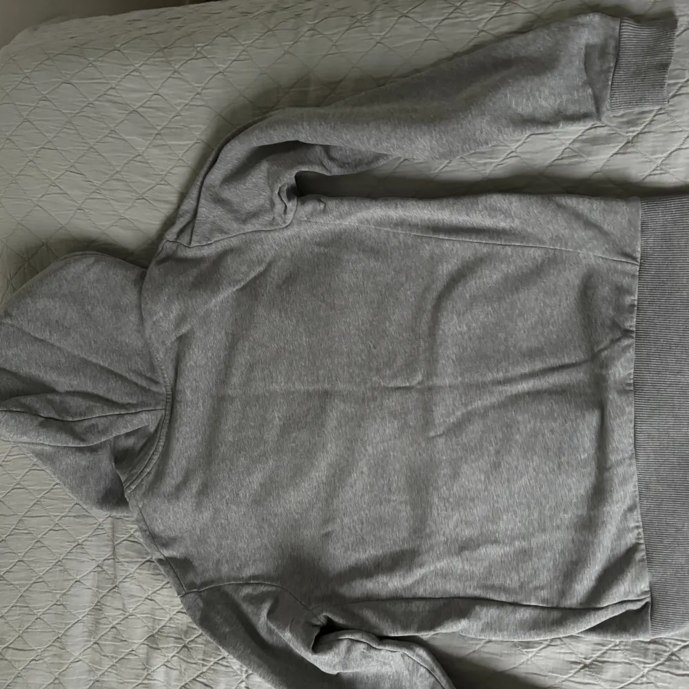 Säljer denna feta zip hoodie som kostar ca 1300kr ny (119) euro. Säljer den för endast 650 den är i väldigt bra skick, tags finns. Hör av dig vid frågor🤝. Hoodies.