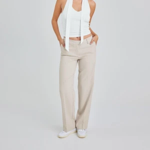 Maddie Kostymbyxor Bikbok - Säljer slutsålda byxorna Maddie i storlek 36, jag köpte de från Plick men de var fel storlek för mig och hon hade enbart använt dem en gång, de är i perfekt skick!