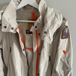 PARAJUMPERS jacka - Beige vindstopper PJS i jättefint skick. Inköpt för 5900 kr. 