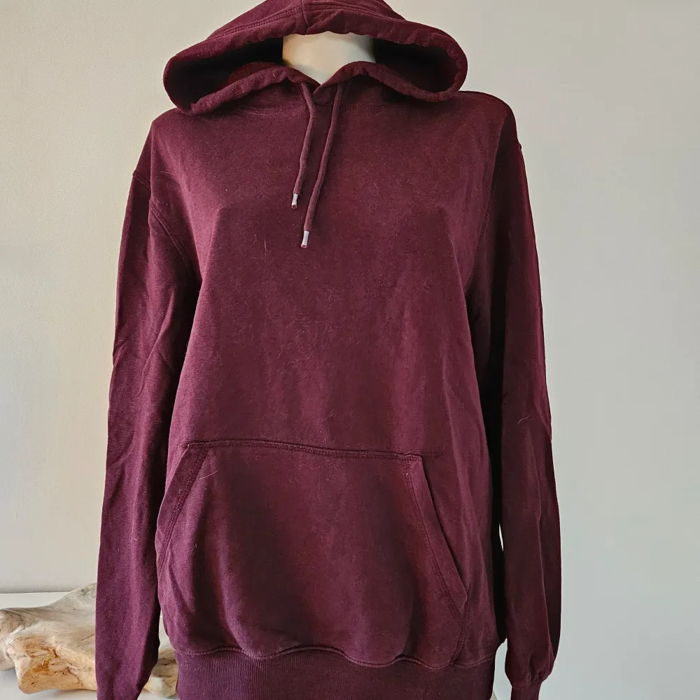 Vinröd hoodie / luvtröja från HM. Hupparit & Collegepaidat.