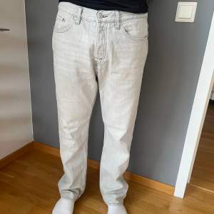 Ljusgrå weekday jeans i modellen space, storlek 29/30. Han är 183. Liten fläck på låret därav priset, skriv för bild 
