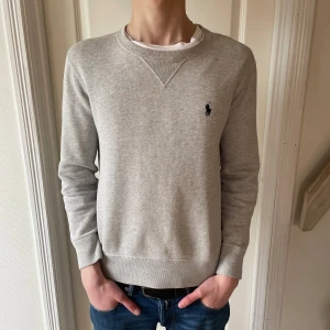 Ralph lauren tröja - Tjena! Säljer nu denna riktigt feta Ralph lauren tröja då den blivit för liten för mig. Skick 9/10 | Storlek XS men passar mer som en S | Nypris runt 1000kr mitt pris 549kr. Kan tänka mig gå ner i pris vid snabb affär. Skriv vid minsta lilla fråga!