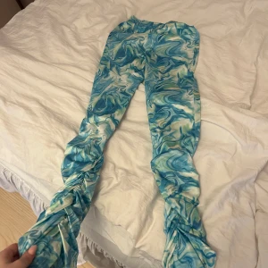 Supercoola byxor!! - Jättecoola byxor som inte längre används, prioriterar snabb o smidig affär då jag säljer kläder inför flytt! 