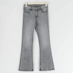 Bootcut jeans - Säljer dessa snygga bootcut byxor pågrund av att de inte kommit till någon användning längre. Jag är 168cm lång och de går nästan ner till hälarna på mig. De är i bra skick!❤️