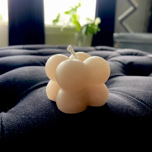 Ljus  - Hej! säljer dessa jätte söta och trendiga ljus som jag gör själv💖. Man kan få de i olika färger och doft, bara att skriva så fixar jag just ditt eget designade bubbel ljus 💖
