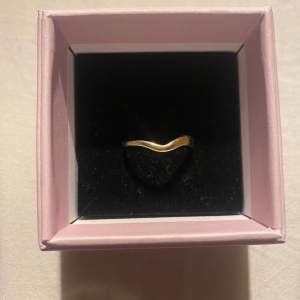 Guld ring från Edblad, säljer då jag ej använder guldsmycken, pris går att diskutera