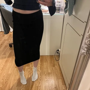 Lågmidjad kjol☀️🍉 - Säljer denna stickade kjolen som funkar utmärkt att ha som lågmidjad, som jag har på bilderna. Jag säljer för att den inte kommer till användning längre💕 men är i jättefint skick. Jag är 160 cm som referens🥰
