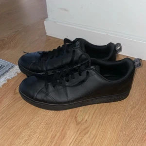 Stilrena adidas skor - De har använta endast ett fåtal gånger, och är normala i storlek. 
