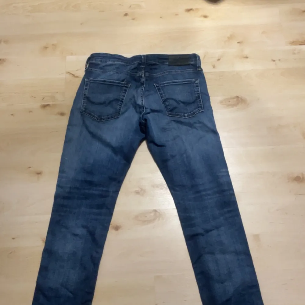 Det är ett par blåa Jack & Jones jeans som är i modellen slim/glenn i mycket bra skick. Jeans & Byxor.