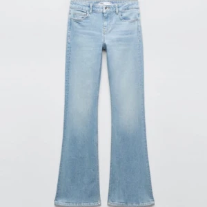 Ljusblå Flare jeans från zara - Säljer dessa lågmidjade ljusblå jeans från zara🥰