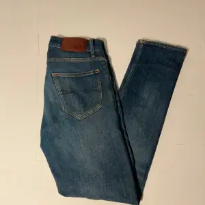 Tiger of Sweden Jeans  |  Storlek: 29/31 -Skicket på jeansen är väldigt bra utan några alls defekter - Vårat pris: 399kr - Nypris ca 1700kr - Modellen är 180 lång och väger cirka 60kg.