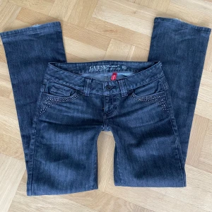 Guess jeans - Super snygga guessjeans med skit coola fickor och stenar! Inga defekter alls! Midjemått: 41 cm rakt över!   Innerbenet: 81 cm!💝
