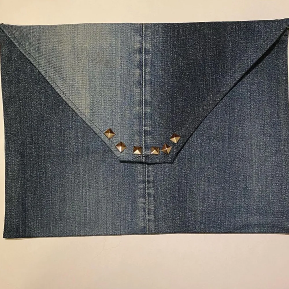 Blått datorfodral gjort på återvunna jeans med nitar⭐️ Dator fodralet är anpassat till datorer som har storleken av ett A4 papper men det kan även användas som en handväska eller ett förvarings ställe✨. Accessoarer.