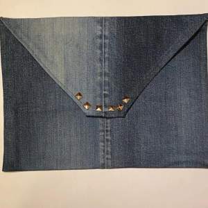 Blått datorfodral gjort på återvunna jeans med nitar⭐️ Dator fodralet är anpassat till datorer som har storleken av ett A4 papper men det kan även användas som en handväska eller ett förvarings ställe✨
