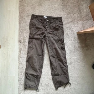 Lågmidjade raka cargo - Ett par raka (väldigt) lågmidjade cargos från topshop🥵 De passar någon från storlek XS till L, då dem är lite baggy. Köpte för 400 och säljer för endast 40kr!!