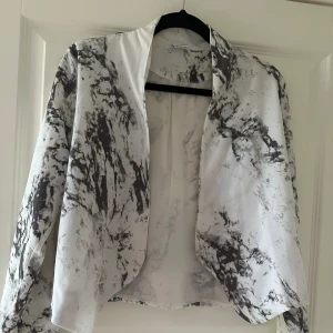 Häftig kavaj  - Mycket bra skick, knappt använd  Tunnare kavaj från Gina tricot Normal i storleken 