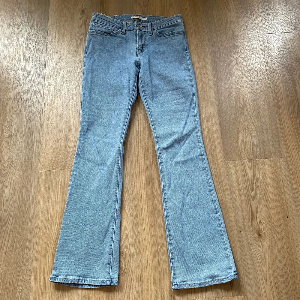Snygga lågmidjade och bootcut jeans från Levi’s🩷 I mycket bra skick! Storlek: 27/32. Jag är 1.64 cm lång🫶Midjemåttet är 36 cm (80 cm runda), innerbenslängden är 79 cm.. Jeans & Byxor.