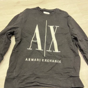 Armani  - Aldrig använd, storlek S, ser smutsig ut på bild men kan skicka bättre bilder i dm