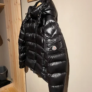 moncler maya - moncler maya, skick 9/10, kom privat för funderingar och frågor, storlek s men passar m, jackan är väldigt varm och skön🙌!!