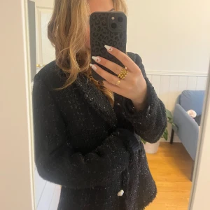 Glittrig kappa - Säljer min coola glittriga kappa😛 Den är aldrig använd så helt ny! Storlek M men skulle säga att den passar även S💓  Skriv gärna vid frågor🥰