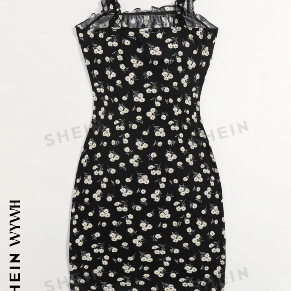 En svart kort blommig klänning som är perfekt för sommaren. Har alldrig använt den så den är precis som ny😁🌸🎀. Klänningar.