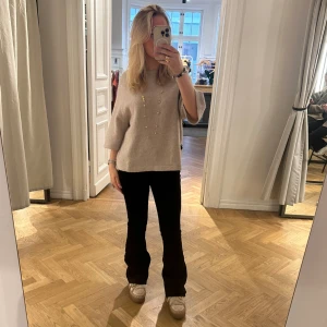 Other Stories alpacka tröja💖 - Säljer denna galet fina alpacka trekvartsärmade tröjan från other stories, super fint skick endast testad. Säljer då jag känner ja inte kommer få användning utav den💖 Kom med pris förslag💕 Köptes för 690kr🤗
