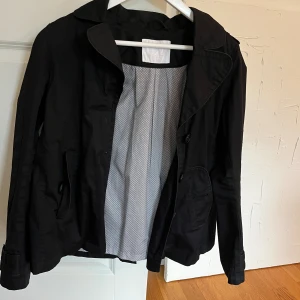 Trenchcoat  - Säljer denna trenchcoat/vårjacka. Köpt här på Plick men då den inte kommit till användning säljer jag den vidare. Fint skick. Skicka för fler bilder.😇