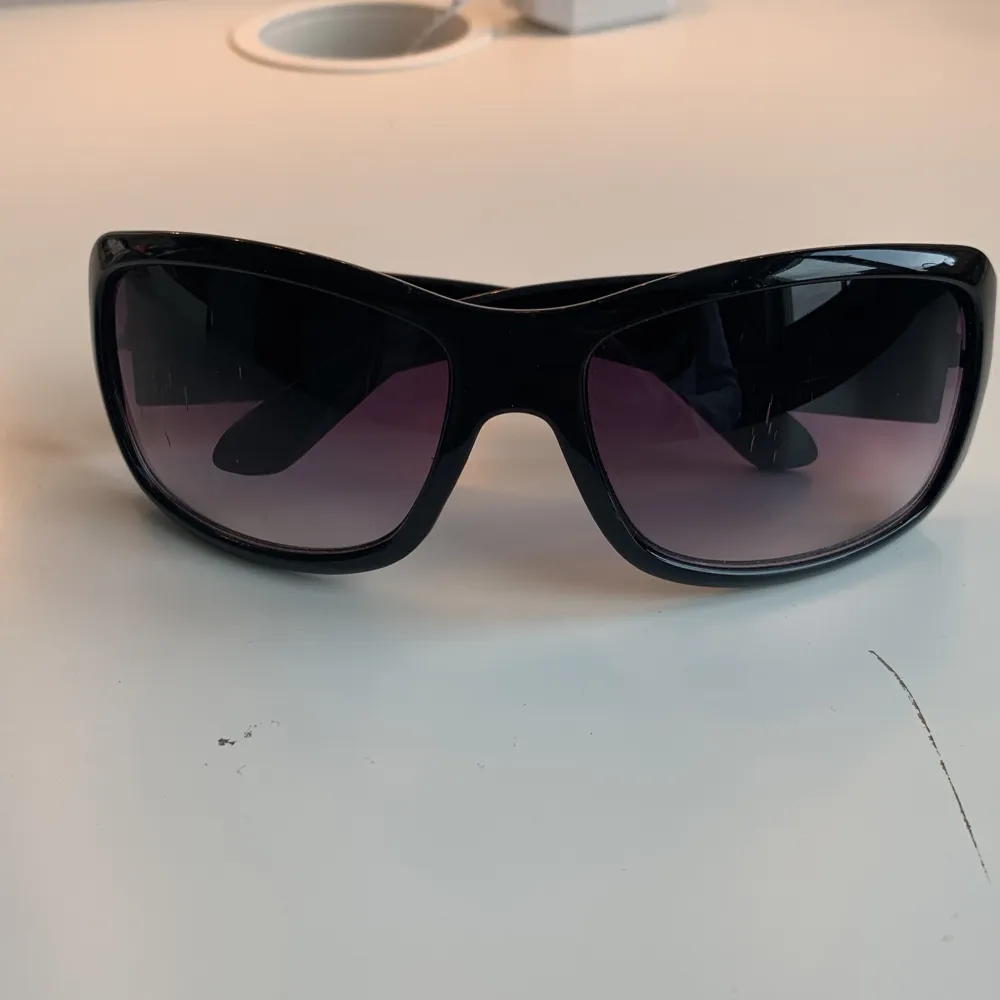 Säljer ett par svarta solglasögon i fint skick som inte kommer till användning! Lägg gärna prisförslag💗🫶🏼🫶🏼. Övrigt.