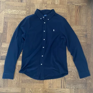 Ralph Lauren Skjorta  - Nypris: 1600 kr Mycket bra skick! Storlek: 18-20 (Motsvarar S-M) 