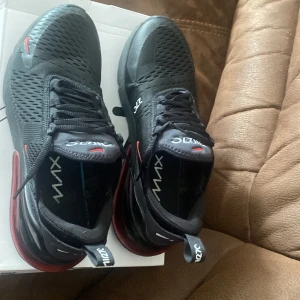 Nike air Max 270s  - Nike air 270s  bra skicka storlek 44 kan mötas upp i Stockholm 