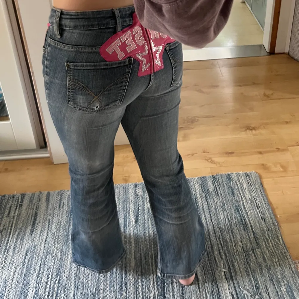 Säljer dessa jeans re- designed av mig. Passar storlek S /M, stretchigt och skönt material. 88 cm midja/höft, 74 innerbenslängd, 40 runt lår. 💕 jag är 168 cm💕. Jeans & Byxor.